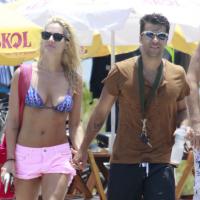 Bruno Gagliasso e Giovanna Ewbank vão à praia juntos em folga de 'Joia Rara'