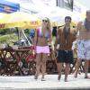 Exibindo excelente forma, Bruno Gagliasso e a esposa Giovanna Ewbank curtem praia no Rio