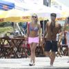 Exibindo excelente forma, Bruno Gagliasso e a esposa Giovanna Ewbank curtem praia no Rio