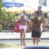 Exibindo excelente forma, Bruno Gagliasso e a esposa Giovanna Ewbank curtem praia no Rio