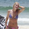 Giovanna Ewbank desfilou loiríssima e em excelente forma nas areias da praia da Barra, no Rio de Janeiro