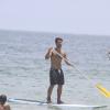Bruno Gagliasso aproveitou para praticar stand up paddle