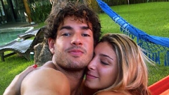Alexandre Pato curte rede com a namorada, Sophia Mattar, e recebe carinho