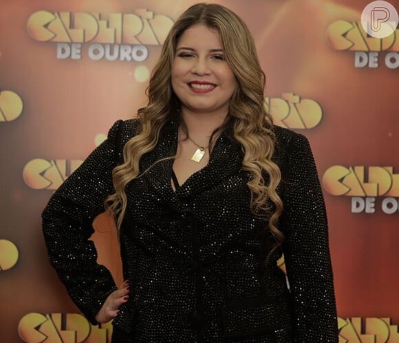 A cantora Marília Mendonça apostou no brilho para gravar o 'Caldeirão de Ouro'