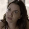 Júlia (Nathalia Dill) pede que Vanessa (Lorena Comparato) não conte seu segredo a ninguém, e ela aconselha-a a gravar um depoimento em vídeo, na novela 'Rock Story'