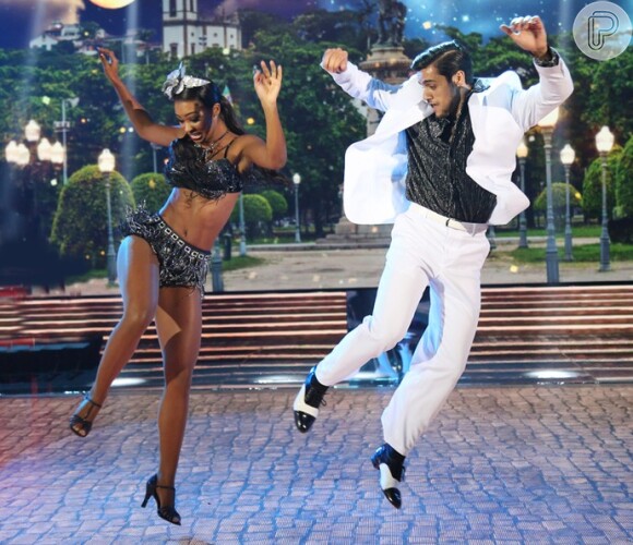A Globo exibe o formato 'Strictly Come Dancing' com adaptações desde 2005 no 'Domingão do Faustão'. Nesse ano, Felipe Simas ganhou o 'Dança dos Famosos'