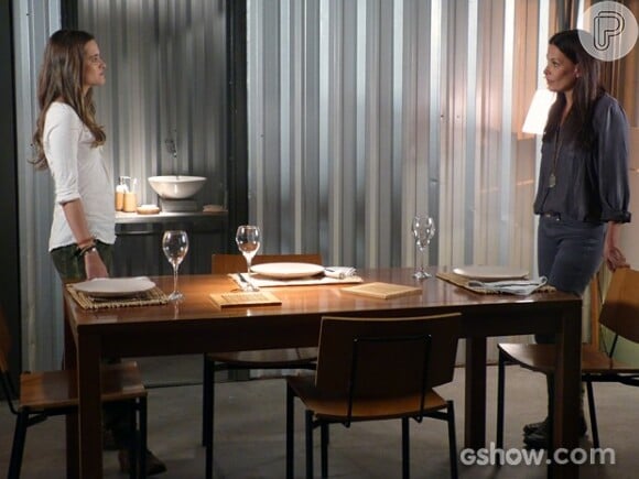 Lili (Juliana Paiva) enfrenta Tereza (Carolina Ferraz) e ameaça revelar seu caso com Hermes (Alexandre Nero), em 'Além do Horizonte'