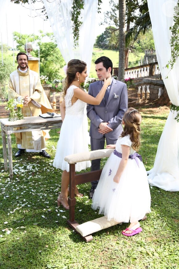 Dulce Maria (Lorena Queroz) leva as alianças ao altar do casamento de Ricardo (Rodolfo Valente) e Beatriz (Ana Vitória Bastos), na novela 'Carinha de Anjo'
