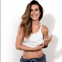 Cleo Pires exibe barriga seca e brinca sobre dieta: 'Só não tira meu drinque'