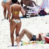 Grávida de quatro meses, Yanna Lavigne se diverte em tarde de praia com amigos