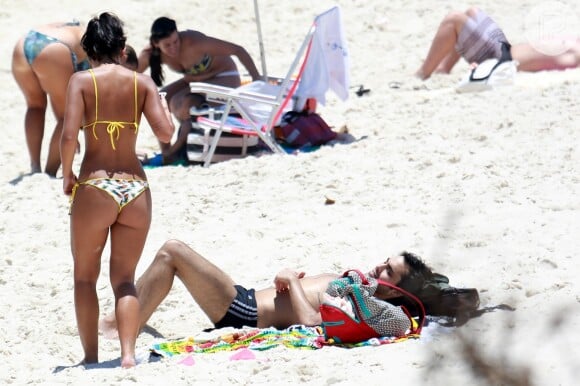 Grávida de quatro meses, Yanna Lavigne se diverte em tarde de praia com amigos