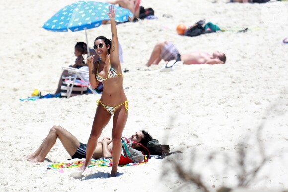 Yanna Lavigne, mãe de uma menina, curte tarde de praia na Barra da Tijuca