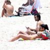 Grávida de quatro meses, Yanna Lavigne toma banho de sol durante tarde na praia