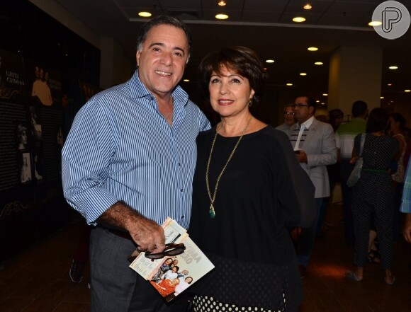 Tony Ramos e Lidiane Barbosa, esposa do ator, comparem à pré-estreia de peça em São Paulo