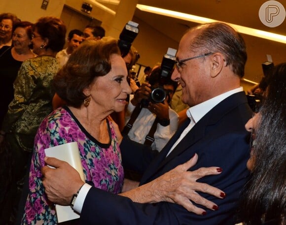 Laura Cardoso recebe carinho do político Geraldo Alckimin durante pré-estreia da peça 'A última sessão' em São Paulo
