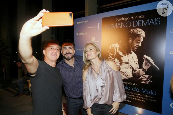 Durante o lançamento de sua biografia, 'Humano Demais', em novembro, padre Fábio de Melo posou para fotos com Luciano Huck e Angélica e olhou para a câmera