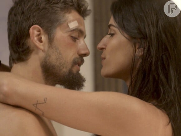 Carol (Maria Joana) e Cesar (Rafael Cardoso) são flagrados juntos, na novela 'Sol Nascente'