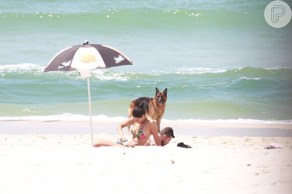 Débora Nascimento e José Loreto foram fotografados enquanto curtiam a Praia da Barra da Tijuca, no Rio, na tarde desta quarta-feira, 21 de dezembro de 2016