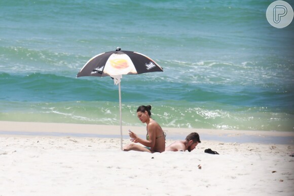 Débora Nascimento e José Loreto foram fotografados enquanto curtiam a Praia da Barra da Tijuca, no Rio, na tarde desta quarta-feira, 21 de dezembro de 2016