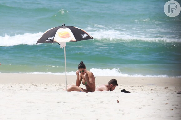 Débora Nascimento e José Loreto foram fotografados enquanto curtiam a Praia da Barra da Tijuca, no Rio, na tarde desta quarta-feira, 21 de dezembro de 2016