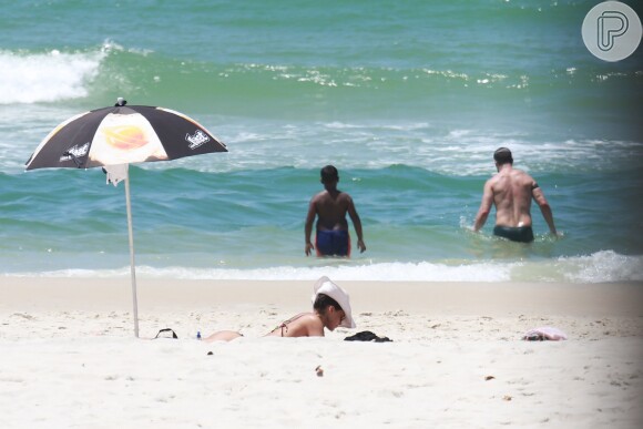 Débora Nascimento e José Loreto foram fotografados enquanto curtiam a Praia da Barra da Tijuca, no Rio, na tarde desta quarta-feira, 21 de dezembro de 2016