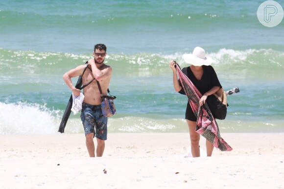 Débora Nascimento e José Loreto foram fotografados enquanto curtiam a Praia da Barra da Tijuca, no Rio, na tarde desta quarta-feira, 21 de dezembro de 2016