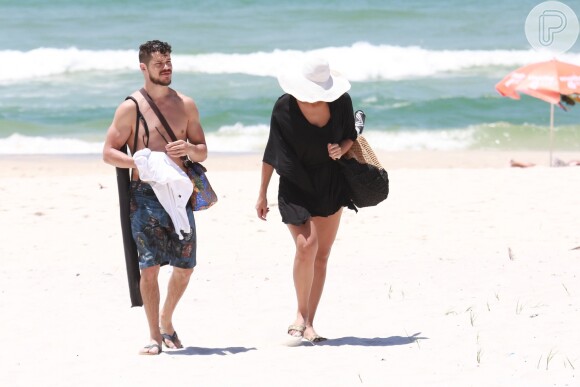 Débora Nascimento e José Loreto foram fotografados enquanto curtiam a Praia da Barra da Tijuca, no Rio, na tarde desta quarta-feira, 21 de dezembro de 2016