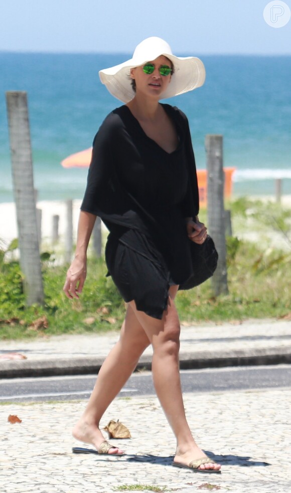 Débora Nascimento e José Loreto foram fotografados enquanto curtiam a Praia da Barra da Tijuca, no Rio, na tarde desta quarta-feira, 21 de dezembro de 2016