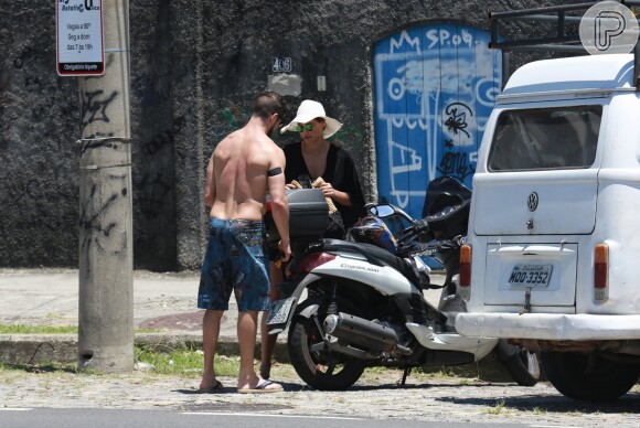Débora Nascimento e José Loreto foram fotografados enquanto curtiam a Praia da Barra da Tijuca, no Rio, na tarde desta quarta-feira, 21 de dezembro de 2016