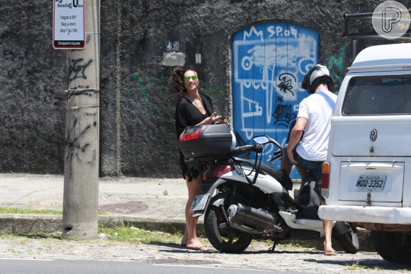 Débora Nascimento e José Loreto foram fotografados enquanto curtiam a Praia da Barra da Tijuca, no Rio, na tarde desta quarta-feira, 21 de dezembro de 2016