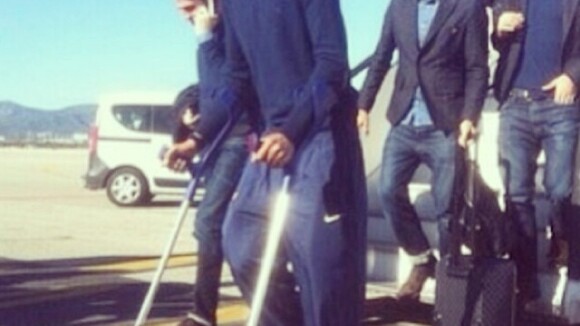 Neymar aparece de muletas após lesão no tornozelo direito: 'Foi só um susto'