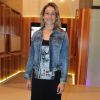 Para ir ao show de Roberto Carlos, Fernanda Gentil optou por um look básico: vestido longo estampado e jaqueta jeans