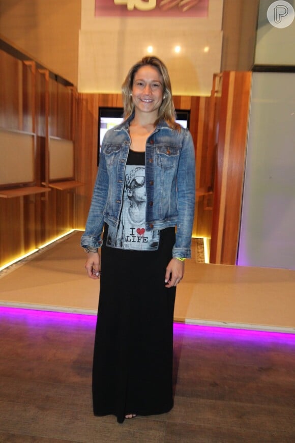 Para ir ao show de Roberto Carlos, Fernanda Gentil optou por um look básico: vestido longo estampado e jaqueta jeans