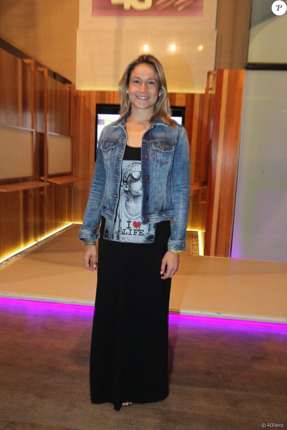 vestido longo estampado com jaqueta jeans