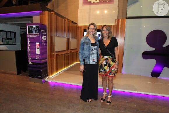 Fernanda Gentil e a mãe, Martha Machado, assistiram o show do cantor Roberto Carlos