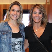 Fernanda Gentil e a mãe vão a show no Rio e semelhança chama atenção. Fotos!
