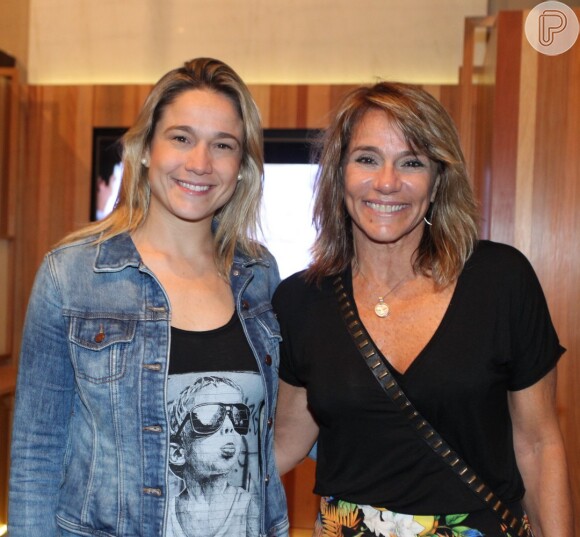 Fernanda Gentil e a mãe vão a show no Rio e semelhança chama atenção