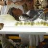 Isis Valverde fica quatro horas deitada em um caixão para gravar o funeral de Sereia. A série estreia em 8 de janeiro de 2013