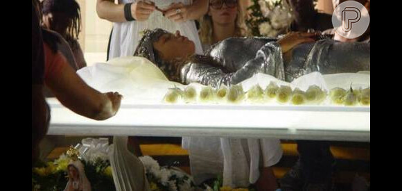 Isis Valverde fica quatro horas deitada em um caixão para gravar o funeral de Sereia. A série estreia em 8 de janeiro de 2013