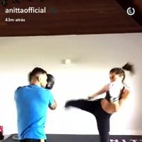 Anitta mostra boa forma e beija boneco na boca após treino de boxe. Veja vídeo!