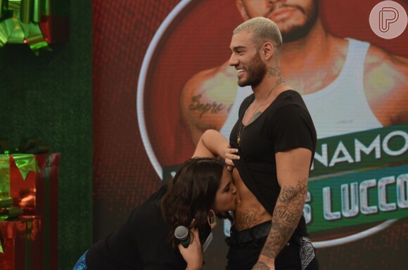 Em um momento do quadro 'Vai dar Namoro', Lucas Lucco ganha beijo no abdômen sarado