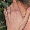 Amber Heard foi flagrada com anel suspeito, dando indícios de que estaria noiva de Johnny Depp