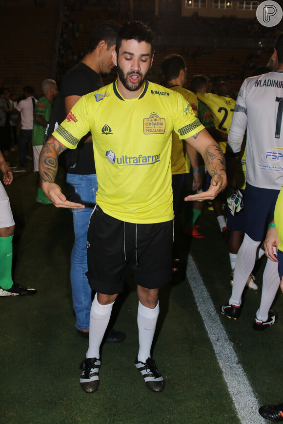 Gusttavo Lima imitou o jogador Bebeto e brincou fazendo o gesto 'ninar bebê', ao participar do amistoso 'Ousadia x Pedalada' promovido por Robinho e Neymar
