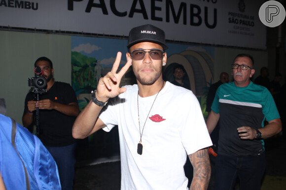 Neymar chegou animado para jogo beneficente com amigos em São Paulo
