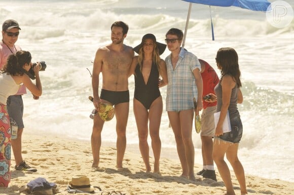 'Amor à Vida': Danielle Winits, Jefferson Schoroeder,  Bruno Dubeux posam durante gravação em praia carioca, em janeiro de 2014