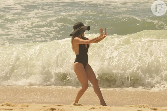 Danielle Winits grava 'Amor à Vida' na praia da Macumba, no Rio de Janeiro