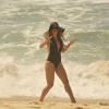 De maiô, Danielle Winits grava 'Amor à Vida' em praia carioca