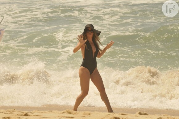 De maiô, Danielle Winits grava 'Amor à Vida' em praia carioca