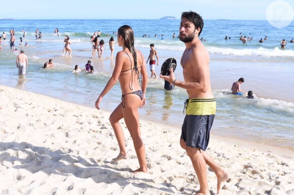 Mariana Goldfarb gravou parte do clipe na praia de Ipanema