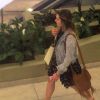 Sasha Meneghel, de férias no Rio, vai às compras com look casual